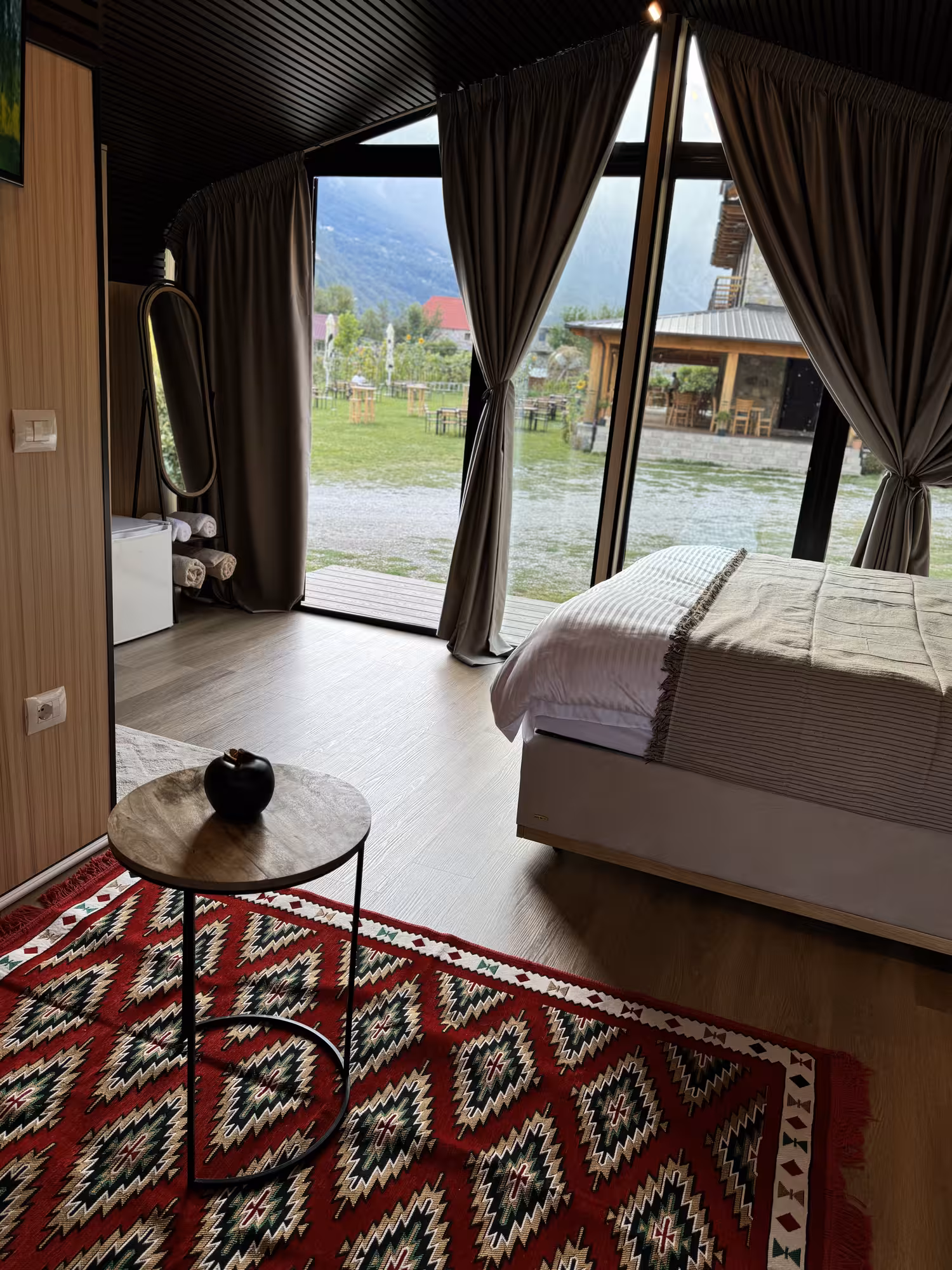 Capsula 1 - Glass exterior at night